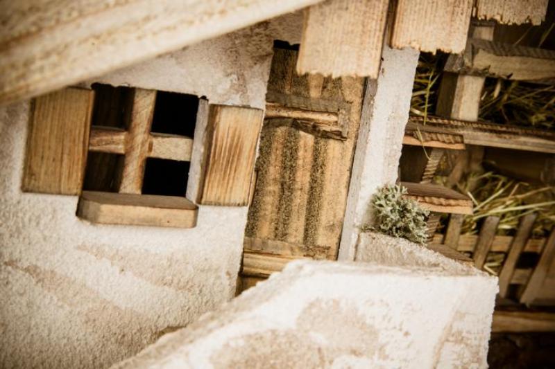 Crèche de Noël (W3) Étable de crèche (grande) en bois réalisée par un ébéniste – travail de la plus haute qualité